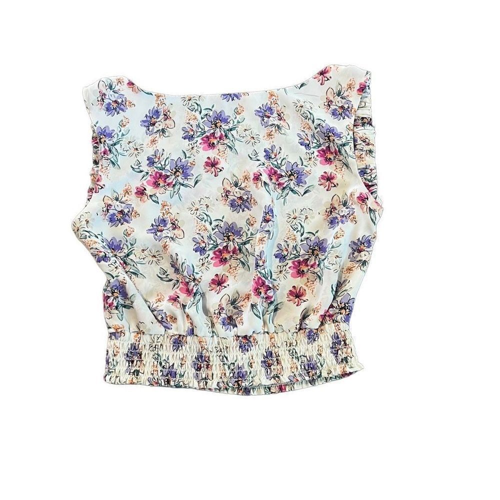 Sky to moon Floral Smocked Cropped Open
Back Blouse size m